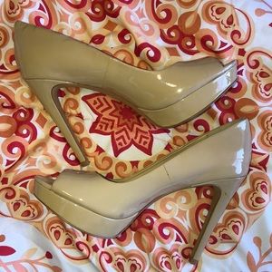 Vince Camuto Mayna nude peep toe heel